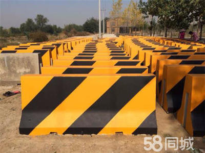 泥隔離墩道路防撞墩 水泥墩防撞隔離墩水馬護(hù)欄
