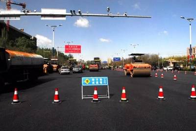 【出行】市政工程管理局在行動:改造機場高速路、敕勒川大街等16條破損嚴重的中心區道路后提示